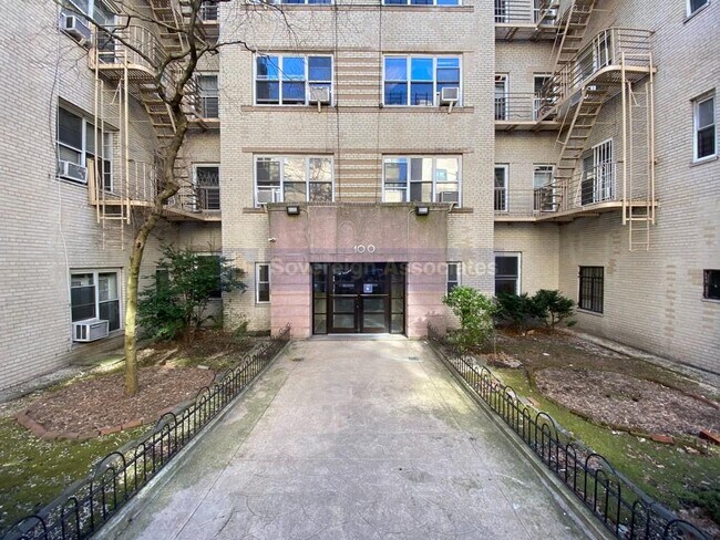 100 Bennett Ave, Unit 1F in New York, NY - Building Photo - Building Photo