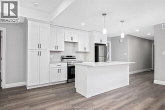 102 Kerr Ave in Chatham, ON - Building Photo - Building Photo