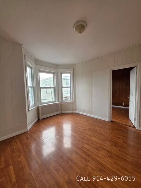 143 Voss Ave in Yonkers, NY - Building Photo