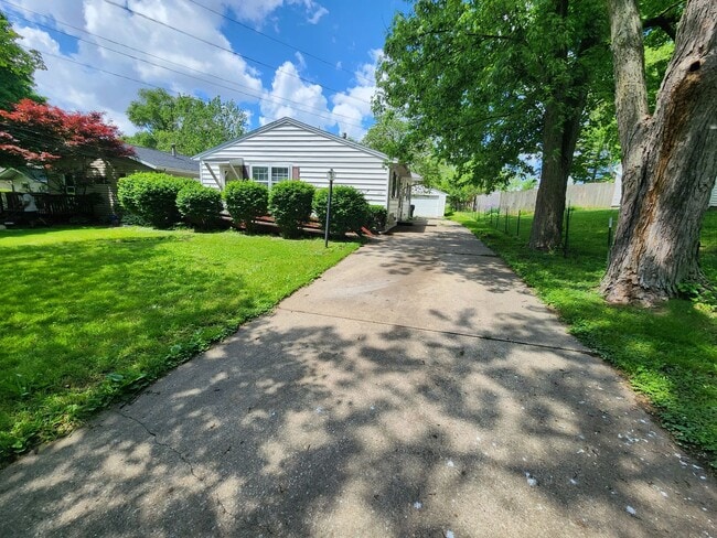 1219 Barker St in Bloomington, IL - Building Photo - Building Photo