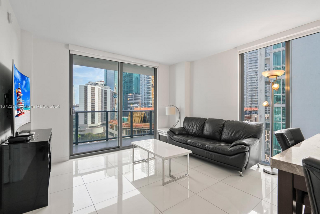 31 SE 6th St, Unit 1808 in Miami, FL - Building Photo