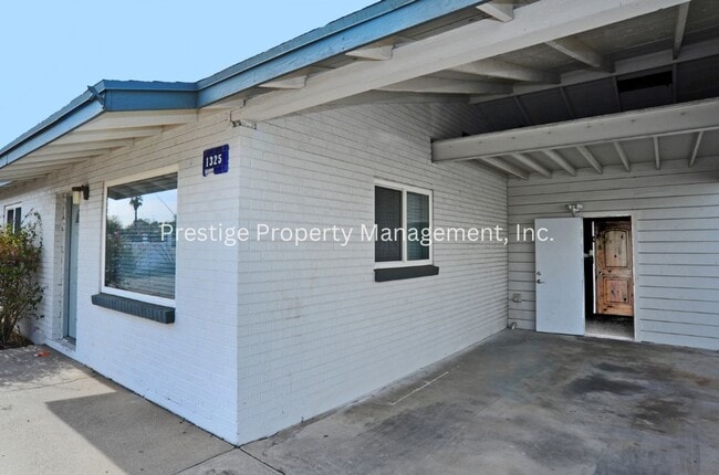 1325 N Swan Rd in Tucson, AZ - Building Photo - Building Photo