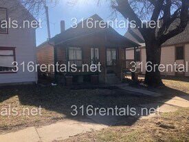 223 W 7th St in Newton, KS - Building Photo