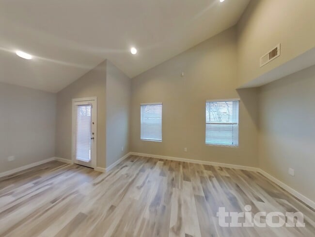 1409 Wavelet Dr in Azle, TX - Foto de edificio - Building Photo