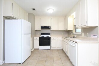 7839 Coronet Way in Pensacola, FL - Foto de edificio - Building Photo