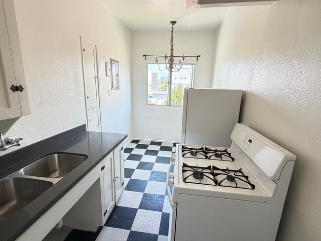 229 S Westlake Ave, Unit 203 in Los Angeles, CA - Foto de edificio - Building Photo