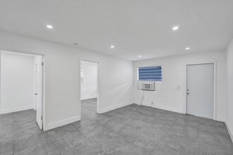 MAYO GARDENS in Hollywood, FL - Foto de edificio - Building Photo