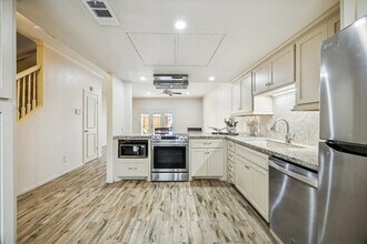 14703 Barryknoll Ln, Unit 25 in Houston, TX - Foto de edificio - Building Photo