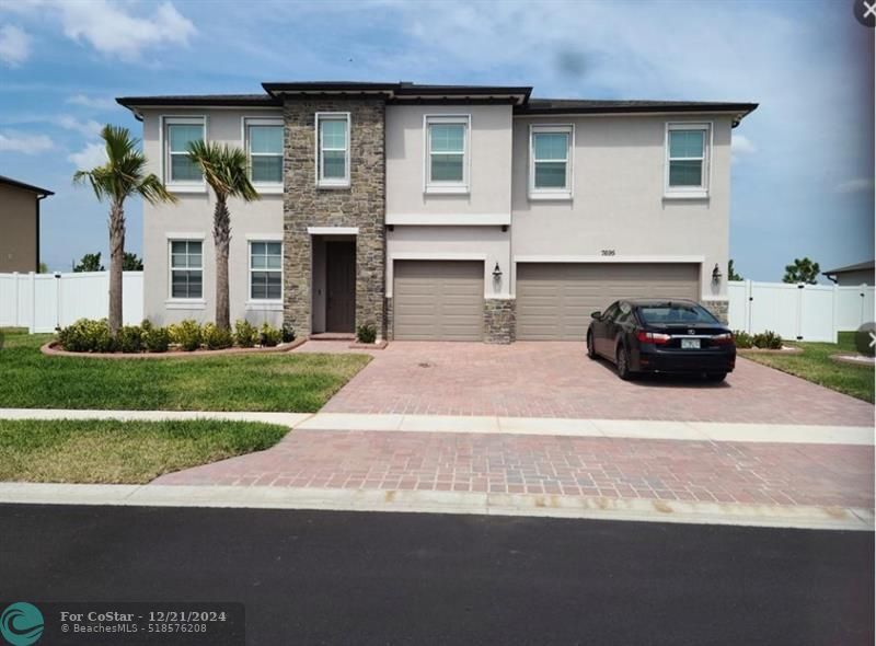 7695 NW Old Grove Ln in Port St. Lucie, FL - Foto de edificio