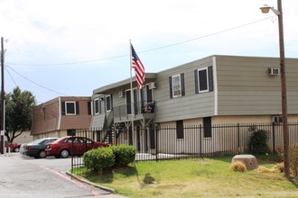 L Abri Of Arlington in Arlington, TX - Foto de edificio - Building Photo