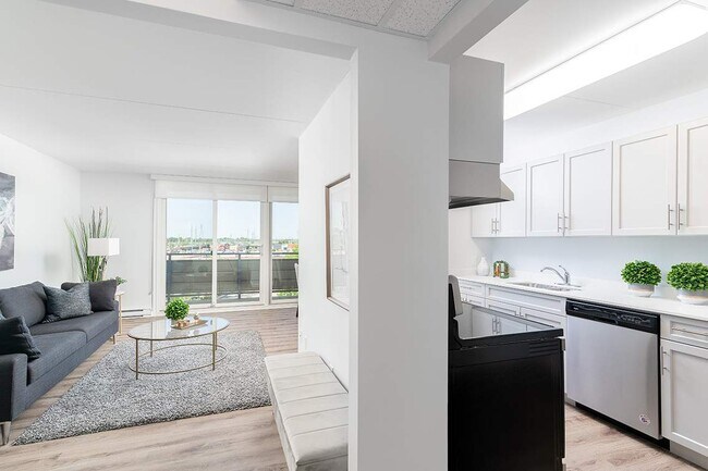 Adamar Manor in Winnipeg, MB - Building Photo - Building Photo