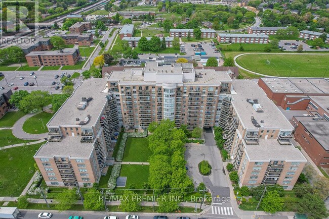 property at 325-650-650 Lawrence Ave W