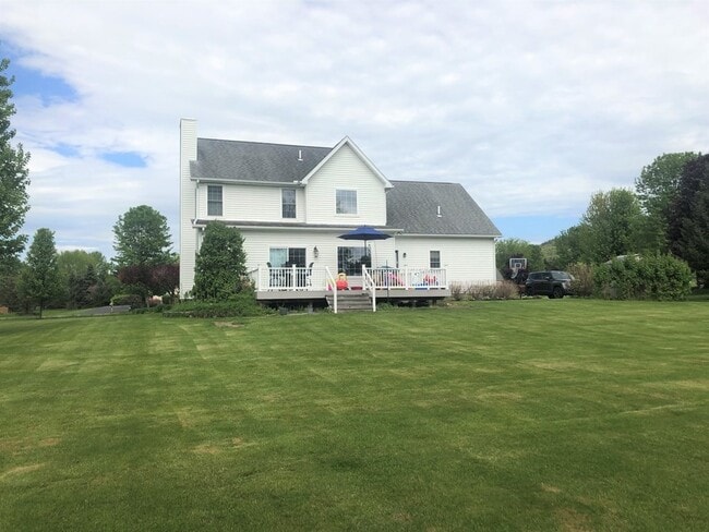 4 Woodsview Dr in Elmira, NY - Building Photo - Building Photo