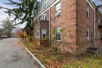 Pinewood Gardens in Hartsdale, NY - Foto de edificio - Building Photo