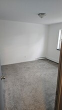 81 Parkwood Dr in Mastic Beach, NY - Building Photo - Building Photo