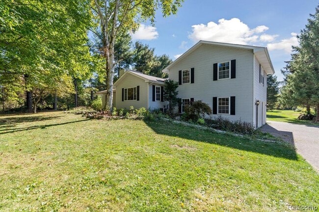 2860 E Coon Lake Rd in Howell, MI - Building Photo - Building Photo