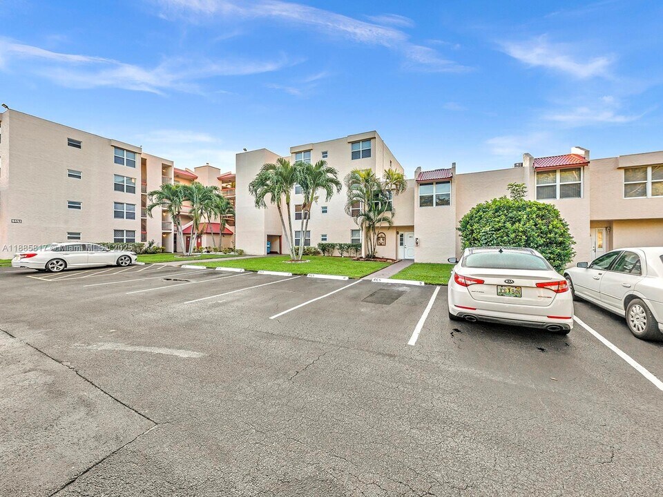 9451 Evergreen Pl in Davie, FL - Building Photo