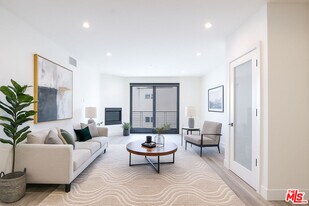 11800 Courtleigh Dr in Los Angeles, CA - Building Photo