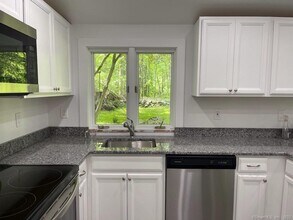 250 Woodbine Rd in Stamford, CT - Building Photo - Building Photo