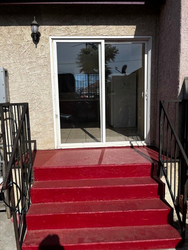 1358 E 42nd Pl, Unit B