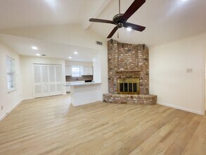 7710 Romney Rd in Houston, TX - Foto de edificio - Building Photo