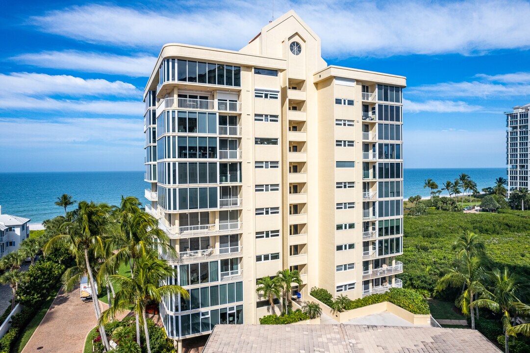 Beach House at Naples Cay in Naples, FL - Foto de edificio