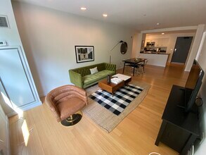 587 Albany St, Unit 1 in Boston, MA - Foto de edificio - Building Photo