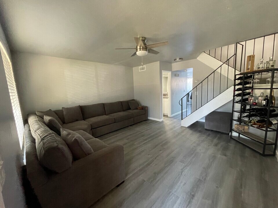 52 W Elliot St in Woodland, CA - Building Photo