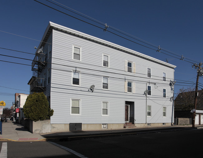 561 4th Ave in Elizabeth, NJ - Foto de edificio - Building Photo