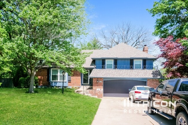 property at 404 W Foxwood Dr