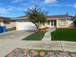 1611 Oakhorne Dr in Los Angeles, CA - Building Photo - Building Photo