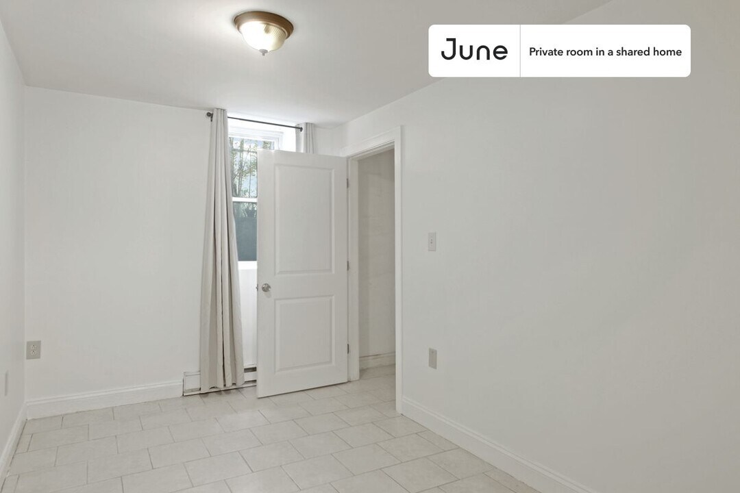 Private bedroom in 4 bed/2 bath Home in Boston, MA - Building Photo