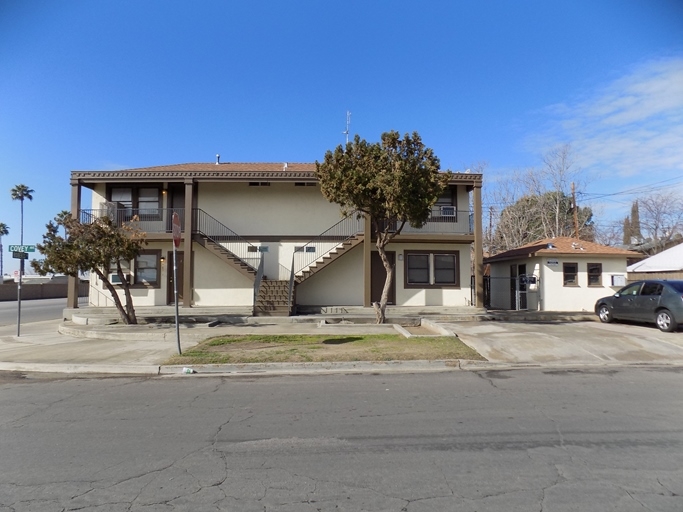 800 Roberts Ln in Bakersfield, CA - Building Photo