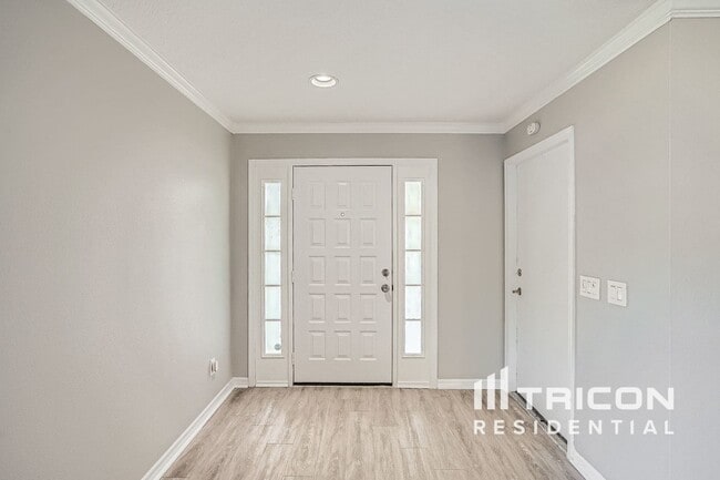 property at 1648 Harbor Oaks Dr