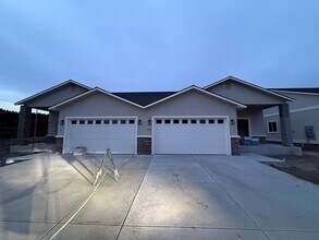 9007 Nafizah Way in Yakima, WA - Building Photo - Building Photo