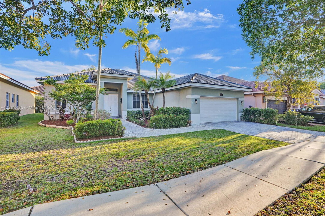 1629 Blue Jay Cir in Weston, FL - Building Photo