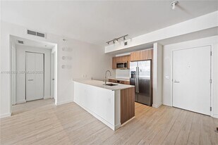 201 SW 17th Rd, Unit 502 in Miami, FL - Building Photo