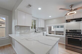 615 Pacific St in Houston, TX - Foto de edificio - Building Photo