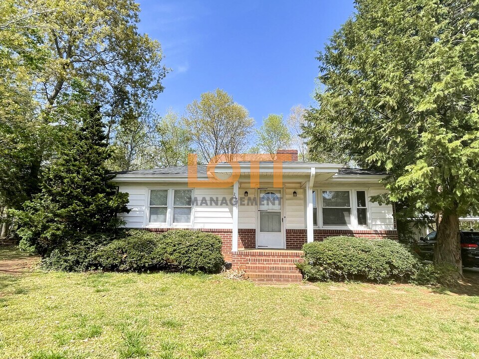 216 Mountain View Cir in Greenville, SC - Building Photo