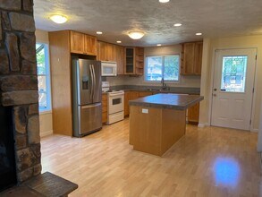 526 N Danebo Ave in Eugene, OR - Building Photo - Building Photo