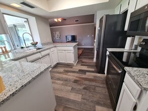 7944 W Charter Oak Rd in Peoria, AZ - Foto de edificio - Building Photo