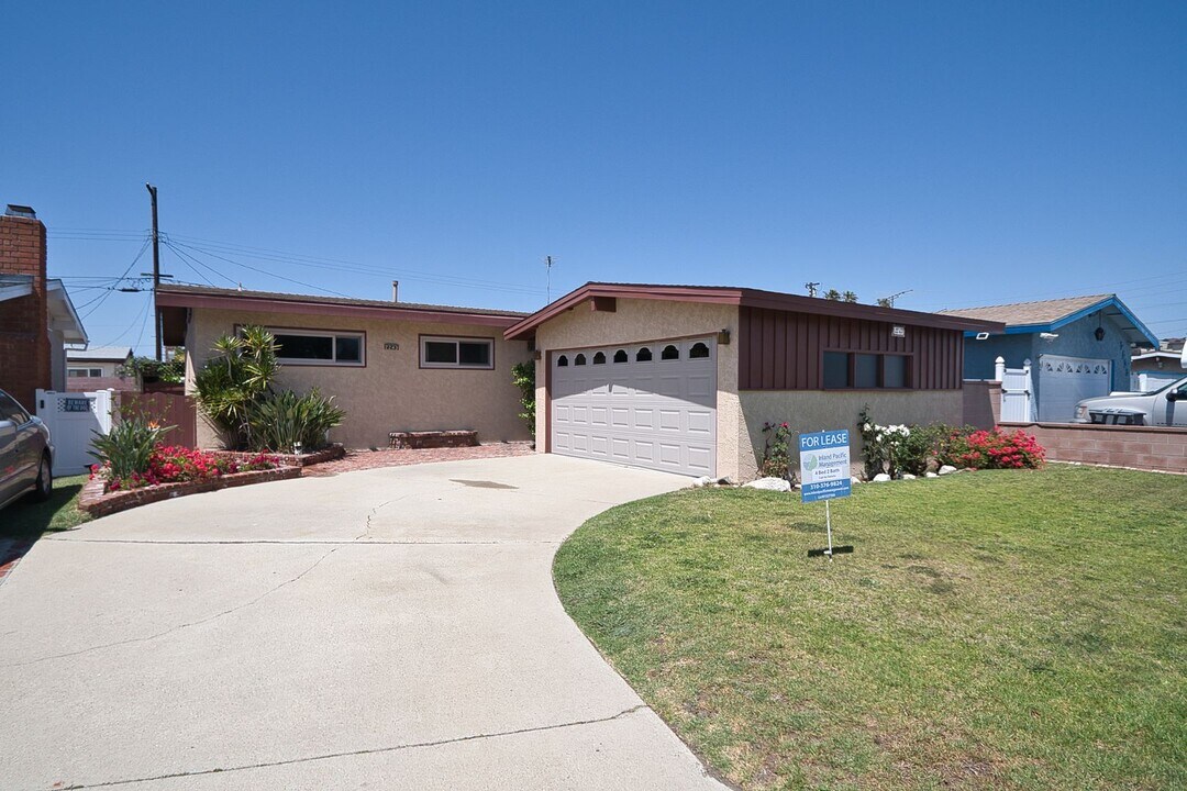 2243 W 237th St in Torrance, CA - Building Photo