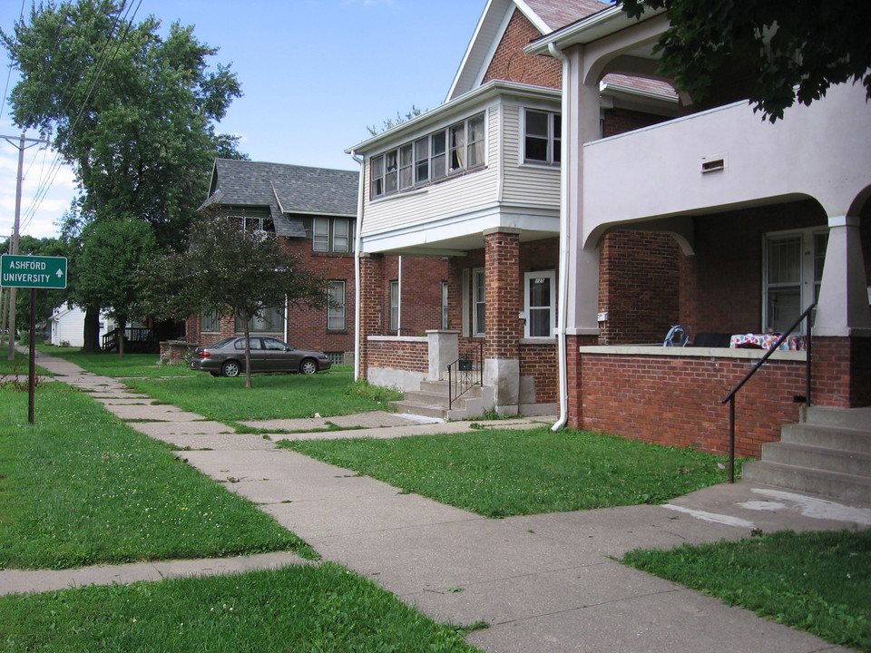 121, 123, 125, 131 N 5th St in Clinton, IA - Building Photo