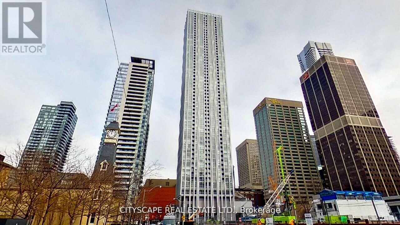 1 Yorkville Ave in Toronto, ON - Building Photo