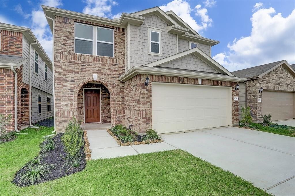 6835 Knl Spg Wy in Houston, TX - Building Photo