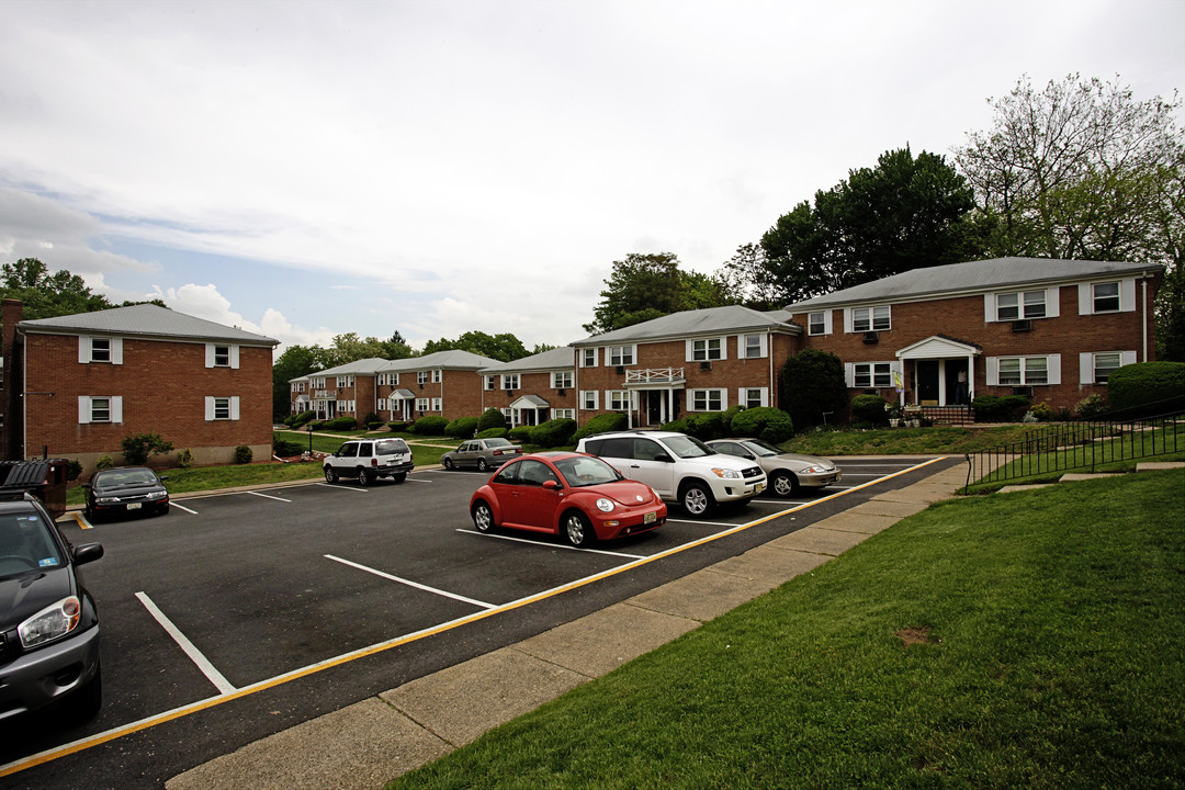 Milford Arms Apartments in New Milford, NJ - Building Photo