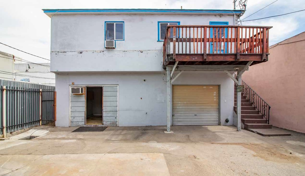 2752 Clearwater St in Los Angeles, CA - Building Photo