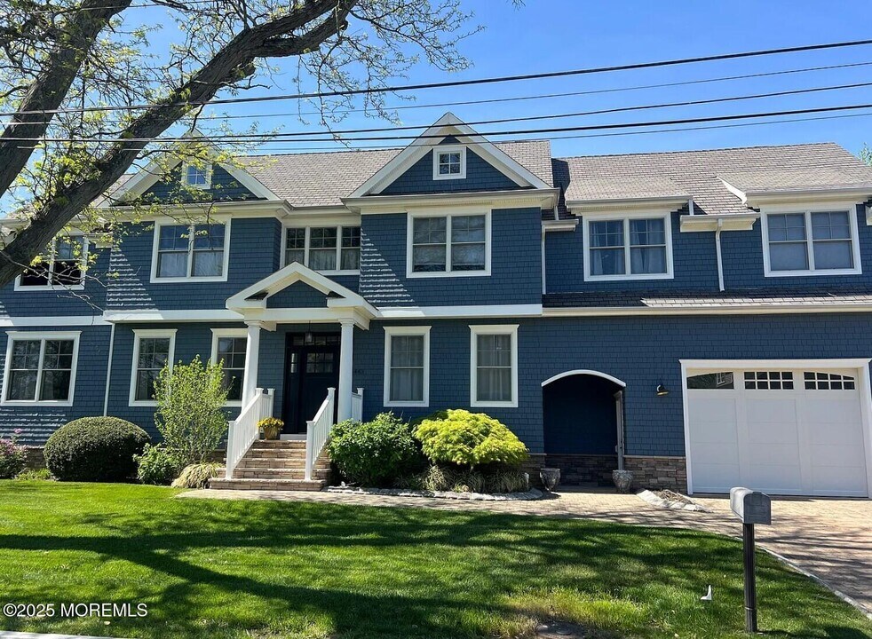 443 Driveway in Oceanport, NJ - Building Photo