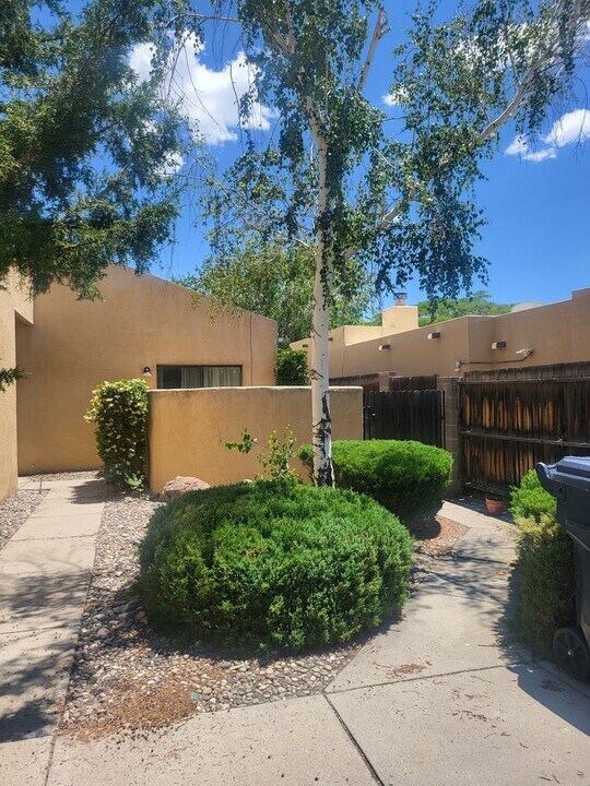 5330 Heritage Way NE in Albuquerque, NM - Building Photo