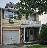 82-74 Country Pointe Cir in Queens, NY - Building Photo